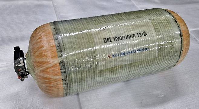 UN 유럽경제위원회의 R134 인증을 획득한 코오롱스페이스웍스의 수소 연료탱크. ⓒ코오롱스페이스워스