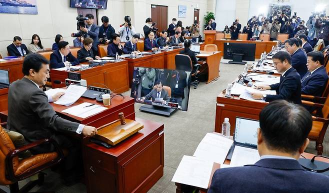 7일 서울 여의도 국회에서 열린 윤석열 정부의 비상계엄 선포를 통한 내란 혐의 진상규명 국정조사특별위원회 2차 회의에서 안규백 위원장이 의사봉을 두드리고 있다. 뉴스1