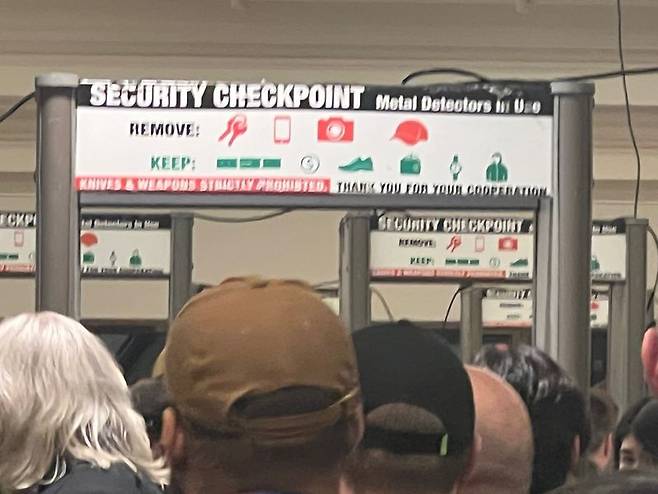 미국 라스베이거스 만델레이베이에 위치한 엔비디아 젠슨 황 최고경영자(CEO)의 기조연설장 입장을 앞두고 보안 검사 중인 인파. 사진=김준석 기자