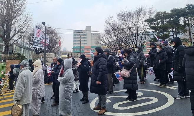 6일 오전 서울 용산구 한남초등학교 앞에서 ‘탄핵 무효’ 집회가 열리고 있다. 고나린 기자