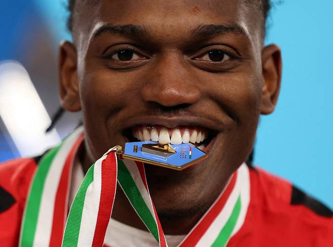 AC밀란 하파엘 레앙이 슈퍼컵 우승 후 메달을 깨물고 있다. 사진=로이터 연합뉴스