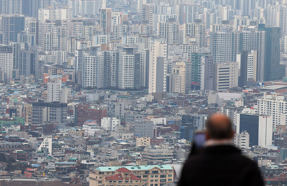 사진은 서울 시내 빌라 밀집 지역과 아파트 단지의 모습. [사진=연합뉴스]