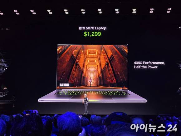 6일 오후(현지시각) 미국 라스베이거스 만달레이 베이 호텔에서 열린 엔비디아 CES 키노트에서 젠슨 황 엔비디아 최고경영자(CEO)가 제품을 소개하고 있다. [사진=안세준 기자]