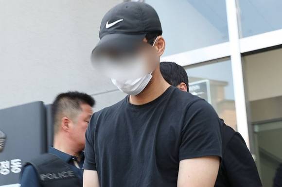 지난해 6월 21일 오전 육군 12사단 훈련병 사망사건과 관련해 규정을 위반한 군기훈련(얼차려)을 실시한 혐의로 부중대장(중위)이 강원 춘천지방법원에서 열린 구속 전 피의자 심문(영장실질심사)을 마치고 법원을 나오고 있다. [사진=연합뉴스]