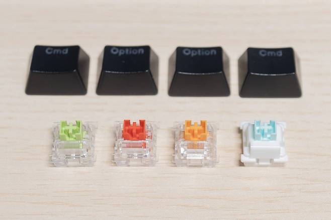 제품에 기본 포함되는 키보드 스위치와 맥OS용 키캡. 스위치는 (좌측부터) ▲랩터 HE ▲폭스 HE ▲판다 HE ▲링스 HE가 제공된다 / 출처=IT동아