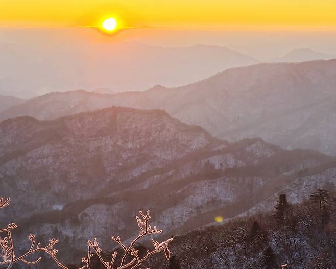 능선에서 만난 일출. 눈 덮인 산은 옅은 화장을 한 듯 곱다.