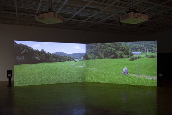 이끼바위쿠르르 '거꾸로 사는 돌', 2채널 비디오, 4K, 사운드, 10분 50초, 2024. 사진 남서원, 아트선재센터 제공