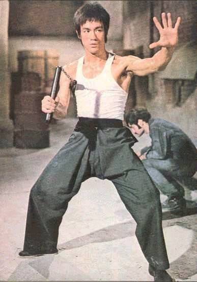 이소룡의 영화 ‘맹룡과강’의 한 장면. 쌍절곤 하나로 상대를 박살내는 장면으로 인기를 모았다. [중앙포토]