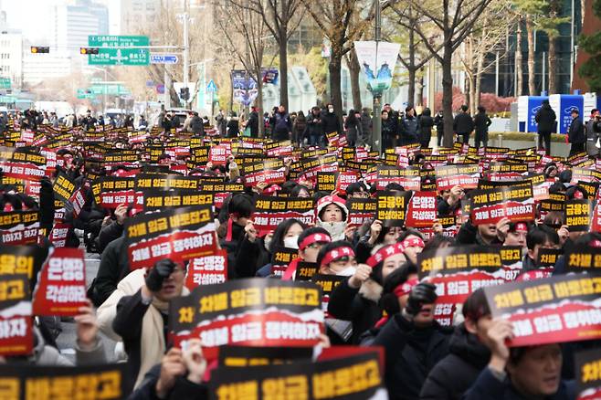 지난달 27일 오전 서울 을지로 IBK기업은행 본점 앞에 모인 노동조합원들. 기업은행 노조