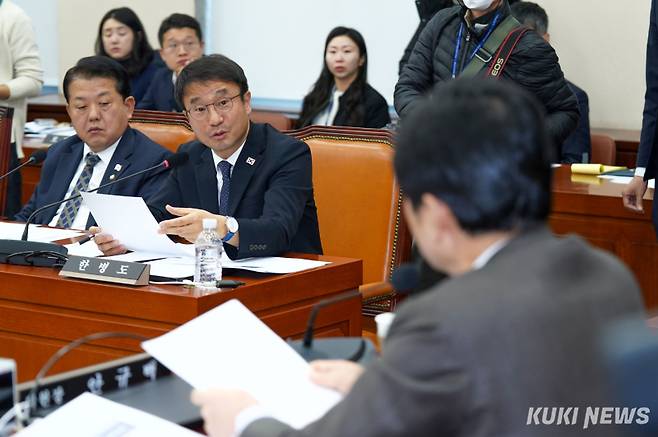  한병도 더불어민주당 의원이 7일 서울 여의도 국회에서 열린 '윤석열 정부의 비상계엄 선포를 통한 내란 혐의 진상 규명 국정조사특별위원회'에서 안규백 위원장에게 발언하고 있다.