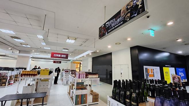 와인 전문 유튜버 와인킹이 서울 용산 HDC아이파크몰 3층 영풍문고 맞은 편에서 무제한 시음과 유명 맛집 레스토랑의 메뉴를 만날 수 있는 ‘와인킹 윈터랜드’를 내년 2월 2일까지 진행합니다. 안병준 기자