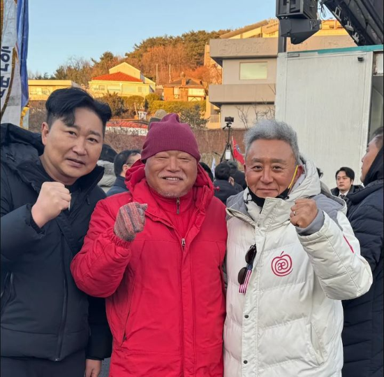 지난 4일 배우 최준용이 유튜브 채널 커뮤니티에 가수 김흥국, 개그맨 최국과 함께 촬영한 사진을 게시했다.(출처=최준용 유튜브 갈무리)