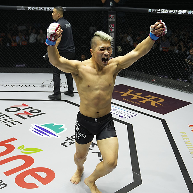 임동환이 2024년 8월 로드FC 미들급 잠정 챔피언 결정전 참가 자격 획득 후 기뻐하고 있다. 사진=세계격투스포츠협회