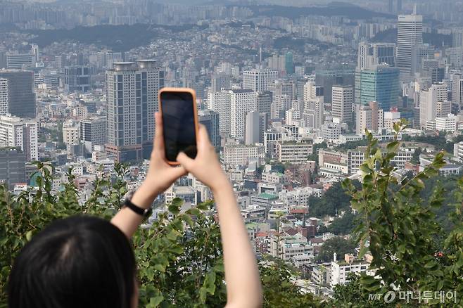 (서울=뉴스1) 장수영 기자 = 4일 오후 서울 중구 남산에서 바라본 도심에 아파트와 빌라촌이 보이고 있다.   정부가 이달 중 발표할 것으로 알려진 주택 공급 대책에는 1주택자가 신축 빌라 등 비(非) 아파트 취득하더라도 세제 혜택 지원하는 방안이 담긴 것으로 알려졌다. 2024.8.4/뉴스1  Copyright (C) 뉴스1. All rights reserved. 무단 전재 및 재배포,  AI학습 이용 금지. /사진=(서울=뉴스1) 장수영 기자