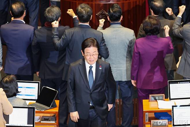 이재명 더불어민주당 대표가 27일 오후 서울 여의도 국회에서 열린 제420회국회(임시회) 제2차 본회의에서 국무총리(한덕수) 탄핵소추안 투표를 마친뒤 항의하는 국민의힘 의원들 뒤로 미소 지으며 이동하고 있다. 2024.12.27. /사진=뉴시스 /사진=권창회