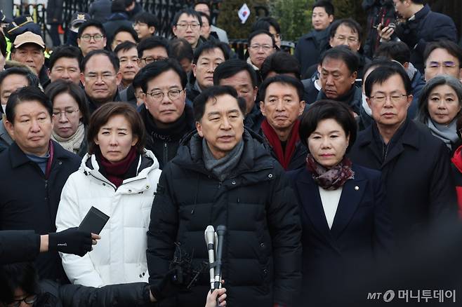 (서울=뉴스1) 박세연 기자 = 김기현 국민의힘 의원을 비롯한 여당 의원들이 6일 서울 용산구 윤석열 대통령 관저 앞에서 입장을 밝히고 있다. 2025.1.6/뉴스1  Copyright (C) 뉴스1. All rights reserved. 무단 전재 및 재배포,  AI학습 이용 금지. /사진=(서울=뉴스1) 박세연 기자