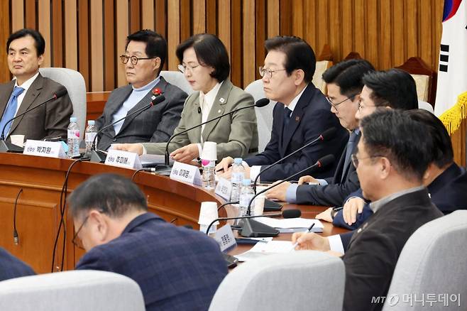 [서울=뉴시스] 조성우 기자 = 이재명(왼쪽 네 번째) 더불어민주당 대표가 6일 오전 서울 여의도 국회에서 열린 중진의원 간담회에서 추미애(왼쪽 세 번째) 의원 발언을 듣고 있다. 2025.01.06. xconfind@newsis.com /사진=조성우