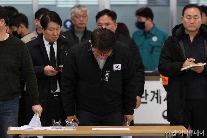 [무안=뉴시스] 김근수 기자 = 박상우 국토교통부 장관이 5일 오전 전남 무안군 무안국제공항에서 열린 국토교통부 중앙사고수습대책본부의 유가족 대상 브리핑에서 인사하고 있다. 2025.01.05. ks@newsis.com /사진=김근수