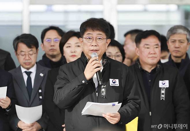 [무안=뉴시스] 김근수 기자 = 박상우 국토교통부 장관이 4일 오전 전남 무안군 무안국제공항에서 열린 국토교통부 중앙사고수습대책본부의 제주항공 여객기 참사 희생자 유가족 대상 브리핑에서 발언하고 있다. 2025.01.04. ks@newsis.com /사진=김근수