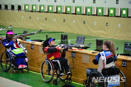 [청주=뉴시스] 3일 개회식과 함께 충북 청주사격장에서 공식 개막한 청주IPC세계사격선수권대회에서 선수들이 훈련사격을 하고 있다. 2018.05.03. (사진=뉴시스 DB) photo@newsis.com