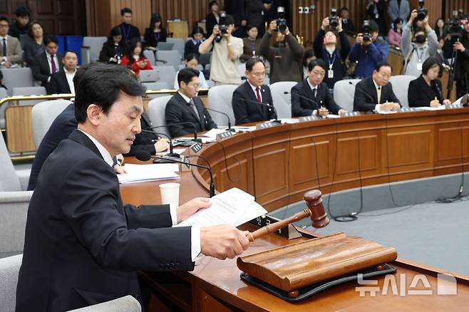 [서울=뉴시스] 권창회 기자 = 지난해 12월31일 오전 서울 여의도 국회에서 열린 윤석열 정부의 비상계엄 선포를 통한 내란 혐의 진상규명 국정조사특별위원회에서 안규백 위원장이 의사봉을 두드리고 있다. 2024.12.31. kch0523@newsis.com