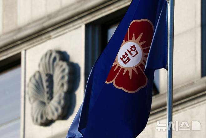 [서울=뉴시스] 전신 기자 = 헌법재판소가 윤석열 대통령 탄핵심판 사건에서 형법 상 내란죄 삭제 등 탄핵소추 사유 변경에 대해 재판부가 판단할 사항이라고 밝혔다. 또 천재현 헌재 공보관은 '국회 측 대리인단은 내란죄 철회와 관련해서 헌재의 권유가 있었다고 주장하는데, 헌재가 권유한 게 맞느냐'는 질문에 "그러한 사실은 없다"고 밝혔다.사진은 7일 서울 종로구 헌법재판소 모습. 2025.01.07. photo1006@newsis.com