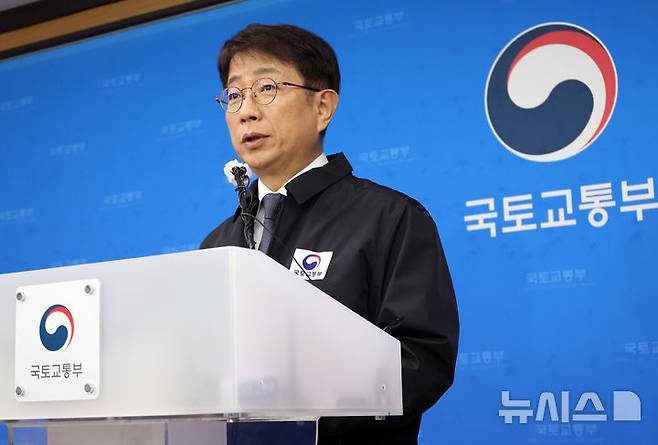 [세종=뉴시스] 강종민 기자 = 박상우 국토교통부 장관이 7일 세종시 정부세종청사에서 제주항공 여객기 사고 현황 등을 발표하고 있다.  박 장관은 이 자리에서 제주항공 사고 수습이 마무리 되면 주무 장관으로서 책임지는 모습을 보이겠다고 밝혔다. 2025.01.07. ppkjm@newsis.com