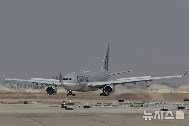 [AP/뉴시스] 7일 카타르항공 소속 비행기가 국제선 민항기로는 임시정부 수립 후 처음으로 시리아 다마스쿠스 공항에 착륙하고 있다.