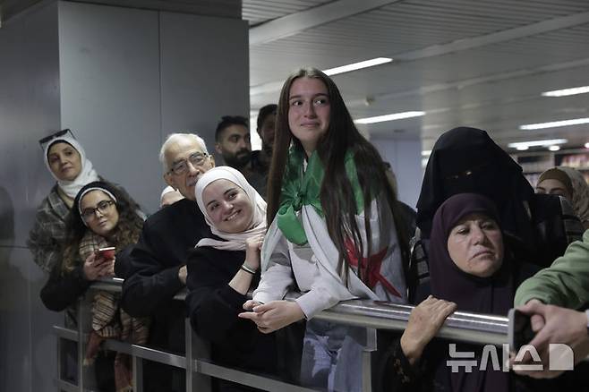 [AP/뉴시스] 카타르 도하에서 첫 국제선이 도착한 다마스쿠스 공항 도착장 모습