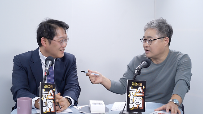 1월7일 장성철 공론센터 소장(오른쪽)과 박성태 사람과사회연구소 연구실장이 관저 앞으로 간 국민의힘 의원들에 대해 이야기하고 있다.