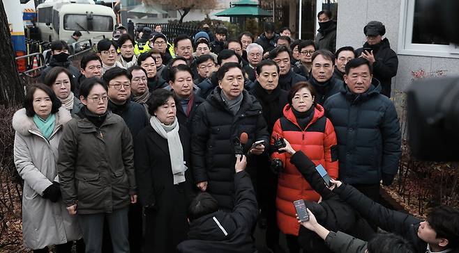 국민의힘 김기현 의원을 비롯한 소속 의원들이 12월6일 서울 용산구 대통령 관저 앞에 모인 취재진에게 입장을 밝히고 있다. ⓒ연합뉴스