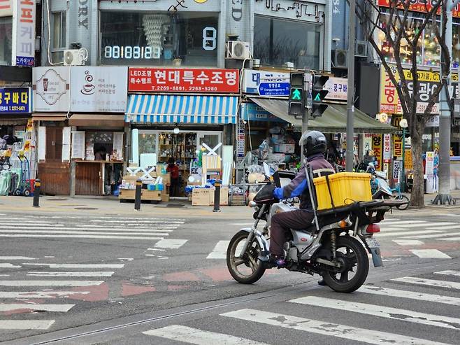 국토교통부는 7일 국무회의에서&nbsp;강력범죄 전력이 있는 사람에 대해 최대 20년간 배달라이더 업무와 장애인콜택시 운전을 제한하는 내용을 담은&nbsp; '교통이용약자의 이동편의 증진법' 시행령과 '생활물류서비스발전법' 시행령 개정안이 의결됐다고 밝혔다. ⓒ연합뉴스