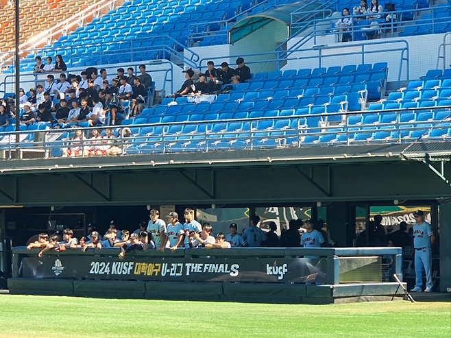 지난해 서울 목동구장에서 열린 U리그 왕중왕전 고려대와 동아대의 결승전. 적지만 관중들의 응원 속에 경기가 열렸다. 한국대학야구연맹 제공