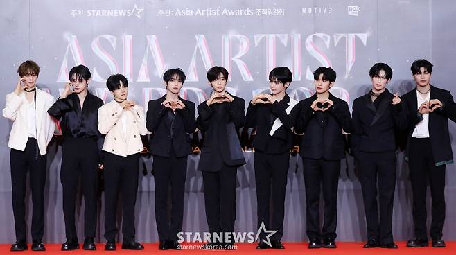 그룹 제로베이스원이 27일 오후 태국 방콕 임팩트 챌린저 홀 1-2(IMPACT Challenger Hall 1-2)에서 진행된 '제 9회 아시아 아티스트 어워즈'(The 9th Asia Artist Awards, 이하 'AAA 2024')' 레드카펫 행사에 참석해 포즈를 취하고 있다. 2024.12.27 /사진=김창현 chmt@