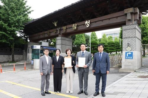 고발장 내는 군포시의원들 [군포시의회 제공. 재판매 및 DB 금지]