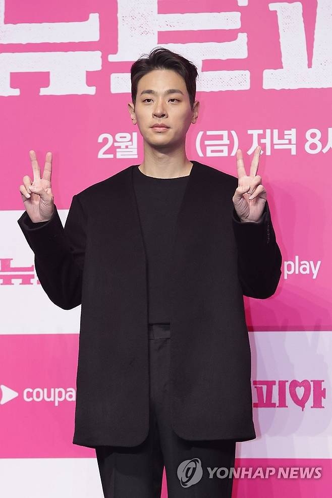 브이 만든 박정민 (서울=연합뉴스) 강민지 기자 = 배우 박정민이 7일 오전 서울 영등포구 콘래드 호텔에서 열린 쿠팡플레이 시리즈 '뉴토피아' 제작발표회에서 포즈를 취하고 있다. 2025.1.7 mjkang@yna.co.kr