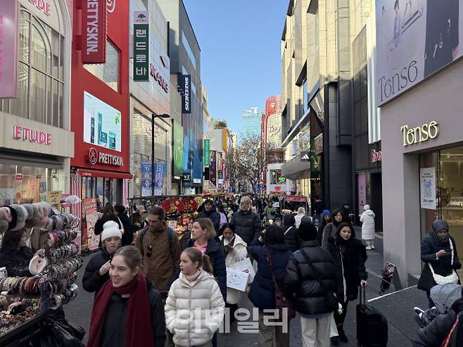 외국인 관광객으로 붐비는 서울 명동거리 (사진=김명상 기자)