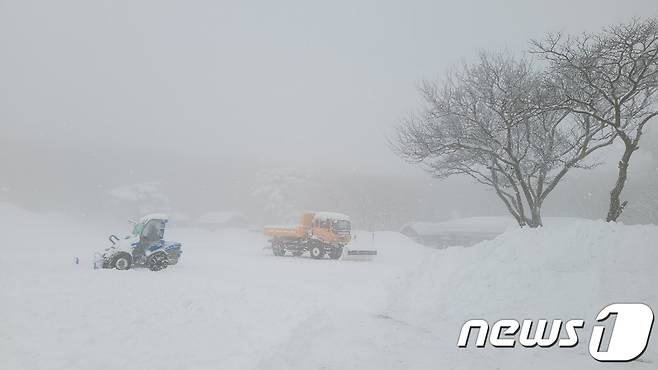 제주 한라산 폭설 제설작업(한라산국립공원 제공·자료사진)뉴스1