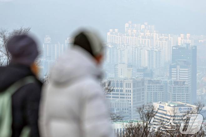 서울 중구 남산에서 바라본 시내 아파트 밀집 지역. 2025.1.6/뉴스1 ⓒ News1 민경석 기자