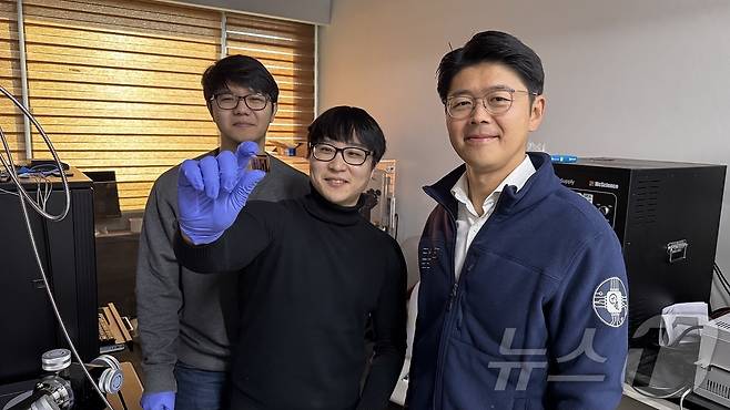 왼쪽부터 KAIST 전기및전자공학부 김윤후 박사과정, 정보전자연구소 김병수 박사, 전기및전자공학부 이정용 교수가 기념촬영을 하고 있다.(KAIST 제공)/뉴스1