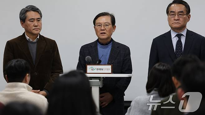 윤석열 대통령의 탄핵심판 법률대리인인 윤갑근 변호사가 8일 오후 서울 서초구 한국컨퍼런스센터에서 열린 기자간담회에서 발언하고 있다. 2025.1.8/뉴스1 ⓒ News1 오대일 기자