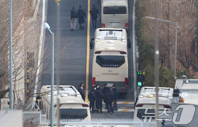 법원이 12·3 비상계엄 선포 사태 관련 내란 우두머리(수괴) 혐의를 받는 윤석열 대통령에 대한 체포영장을 재발부한 가운데 8일 서울 용산구 한남동 관저에서 관계자들이 근무를 서고 있다. 2025.1.8/뉴스1 ⓒ News1 김명섭 기자