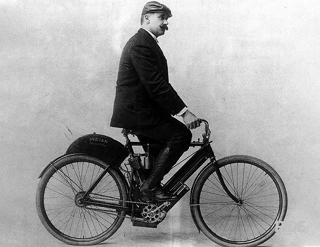인디언 모터사이클의 창립자인 조지 M. 헨디