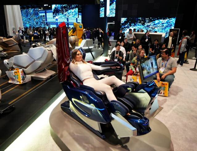 CES 2025 관람객들이 바디프랜드 AI헬스케어로봇 '733'을 시연하고 있다. (사진=바디프랜드)