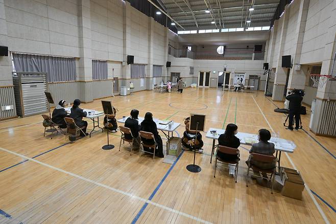 6일 서울 원명초등학교 체육관에서 진행된 신입생 예비소집 행사에서 선생님들이 입학 안내를 하기 위해 예비 초등학생과 학부모를 기다리고 있다. / 고운호 기자