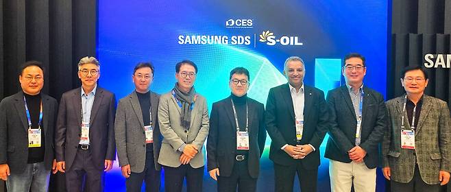 7일 미국 라스베이거스  CES 2025 행사장에서 S-OIL 안와르 알 히즈아지 CEO(왼쪽 3번째)와 류열 사장(왼쪽 5번째) 등 경영진이 삼성 SDS 전시장을 참관하고, 이 회사 이준희 대표(왼쪽 4번째) 등 관계자들과 사진촬영을 하고 있다./S-OIL 제공