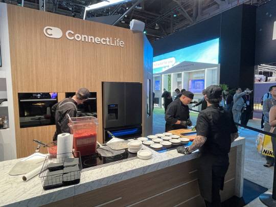 7일(현지시간) 미 라스베이거스 컨벤션센터(LVCC) 센트럴홀 중국 하이센스 부스에서 AI주방가전으로 피자를 만들어 주는 이벤트가 진행되고 있다. 현장에는 이 피자를 먹기 위해 긴 줄이 형성됐다. 장우진 기자