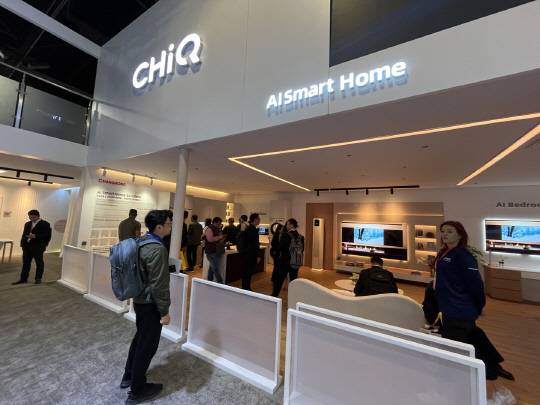 7일(현지시간) 미 라스베이거스 컨벤션센터(LVCC) 센트럴홀 중국 창홍 부스에 마련된 AI 스마트홈 공간에 관람객들이 관심을 보이고 있다. 장우진 기자