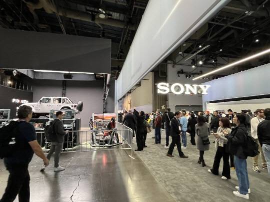 7일(현지시간) 미 라스베이거스 컨벤션센터(LVCC) 센트럴홀 일본 소니 부스. 왼쪽에 보이는 공간 콘텐츠 제작 지원을 위한 통합 소프트웨어·하드웨어 솔루션인 XYN 소개 공간에 관람객들이 관심을 보이고 있다. 장우진 기자