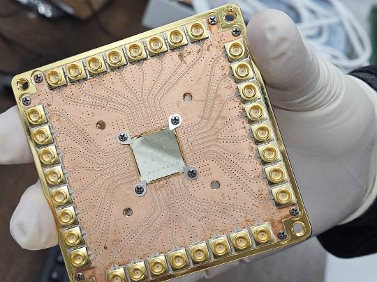 20큐비트 초전도 양자컴퓨터의 두뇌 역할을 하는 큐비트 칩이 내장된 '양자 프로세서(QPU)' 모습.